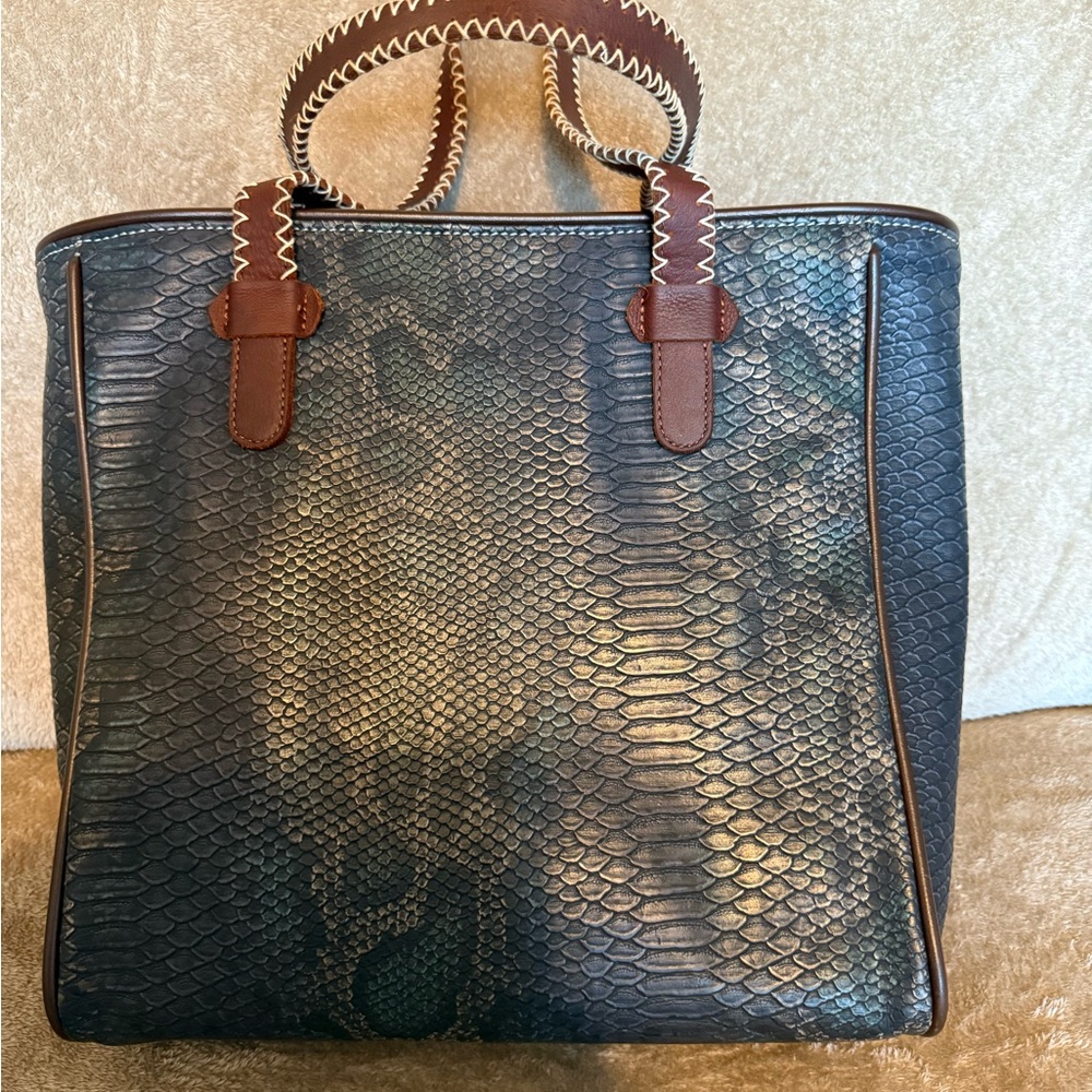 Consuela purse excellent condition. Smoke free.
